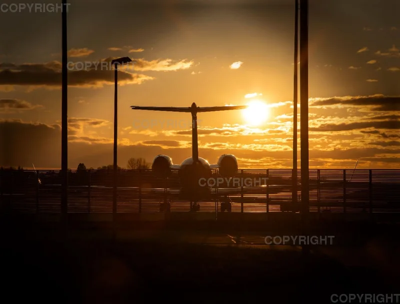Sonnenuntergang mit Flugzeug