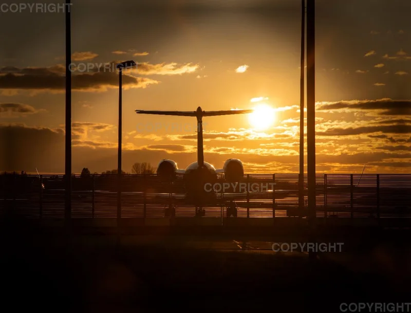 Sonnenuntergang mit Flugzeug