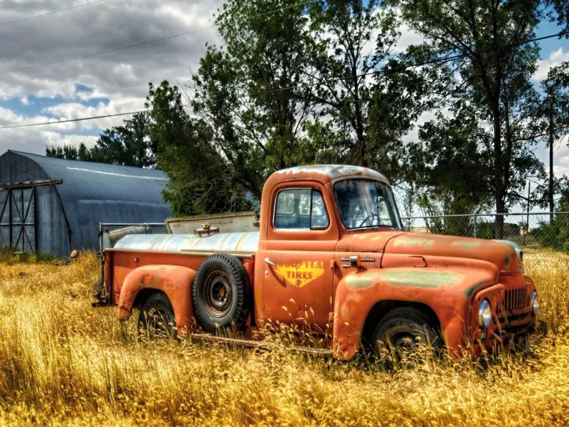 Alter US Truck auf einer Farm