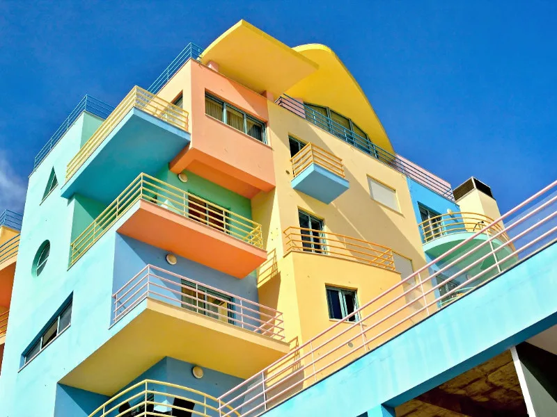 Farbige Architektur in der Albufeira Marina