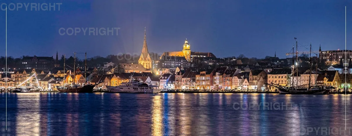Foto-Leinwand (110x40cm) / Flensburg bei Nacht