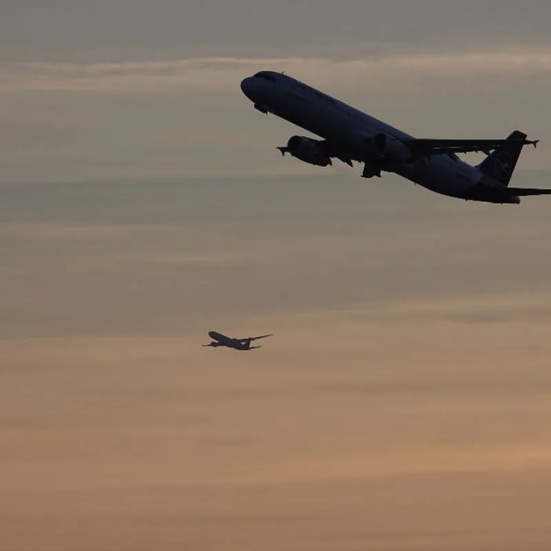 Flieger im Sonnenuntergang – Dein Sofakissen für entspannte Stunden