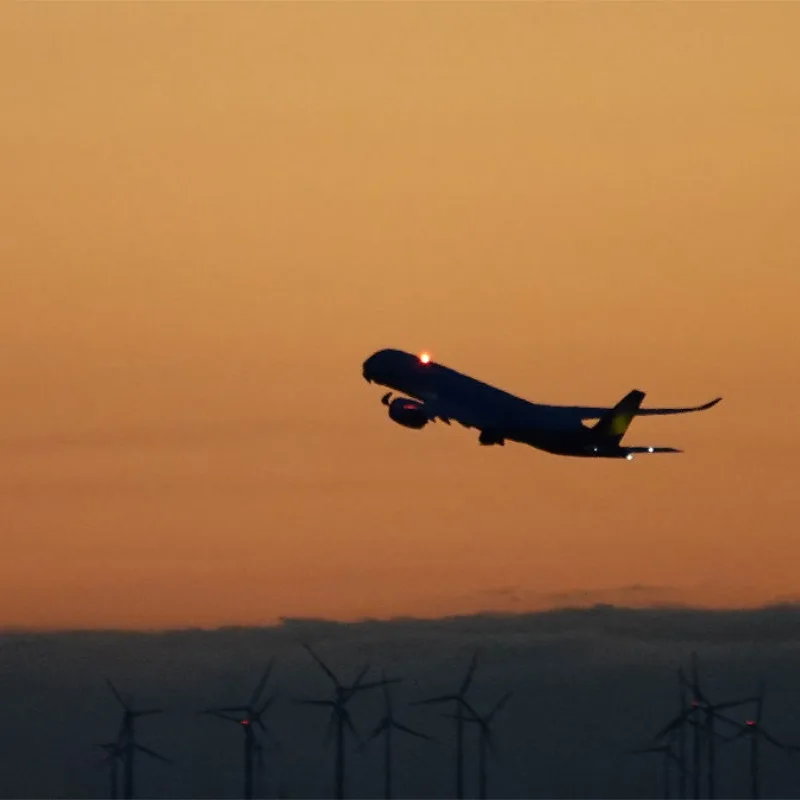Flieger im Sonnenuntergang – Dein Sofakissen für entspannte Stunden