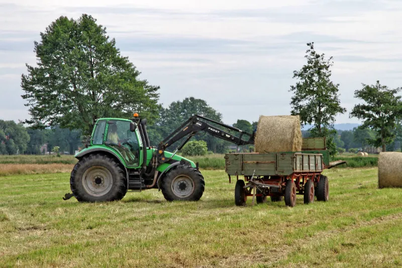 Strohballen verladen