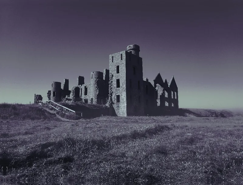 Slains Castle im Nebel