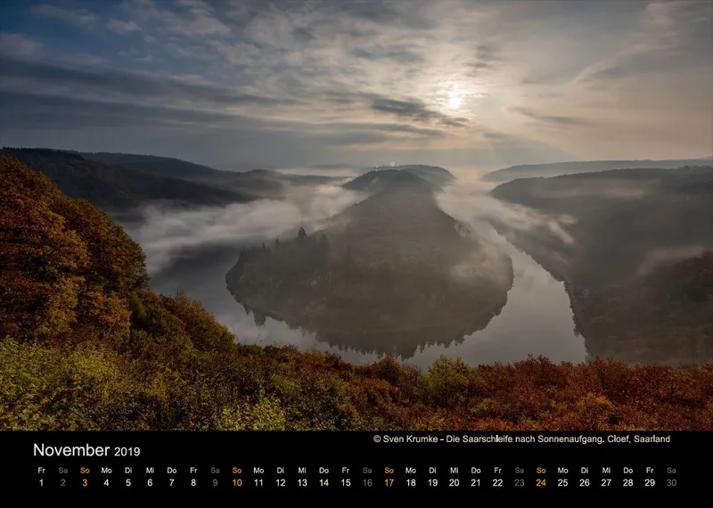 Monatskalender auf schwarzem Hintergrund A4