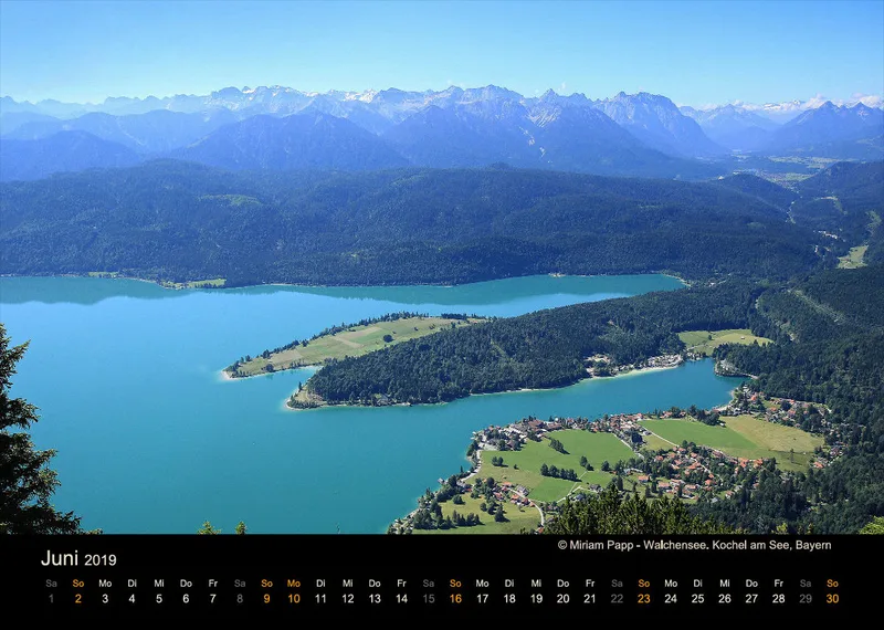 Monatskalender auf schwarzem Hintergrund A4