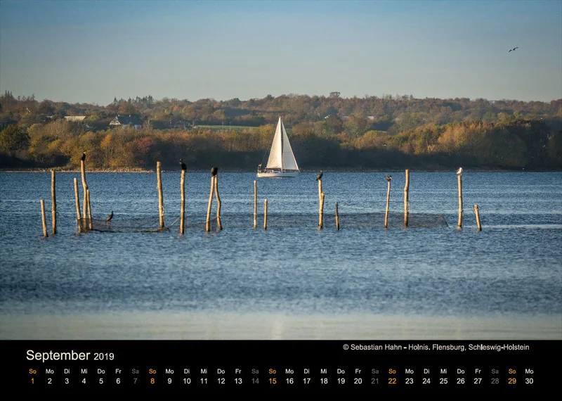 Monatskalender auf schwarzem Hintergrund A4