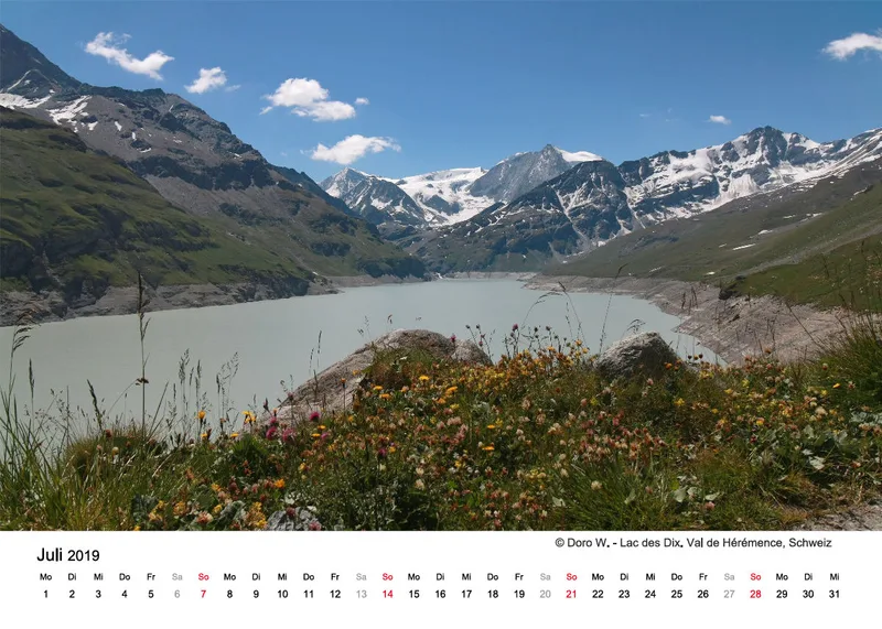Tisch-Monatskalender auf hellem Hintergrund A5