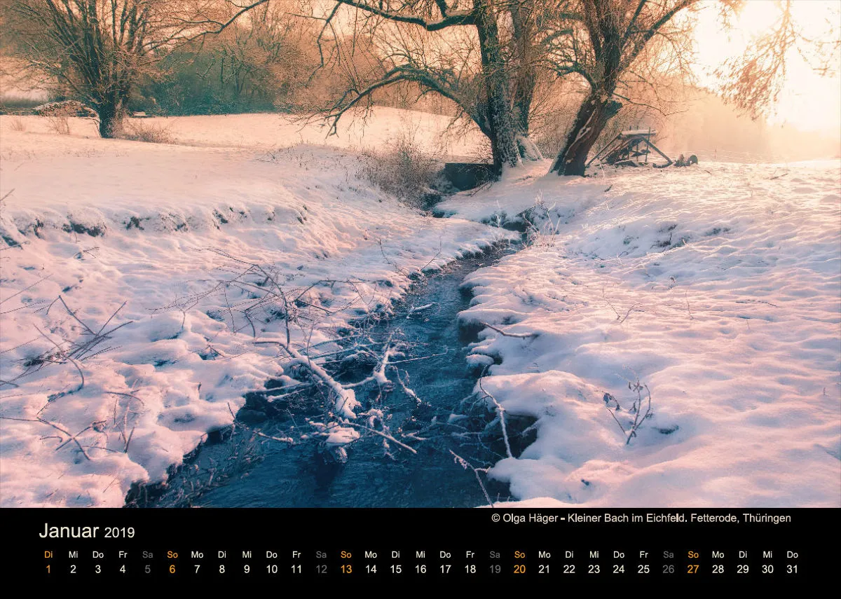 Monatskalender auf schwarzem Hintergrund A4