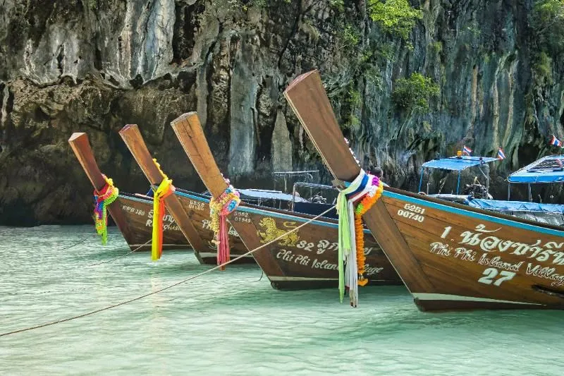Long-tail Boote in einer Lagune