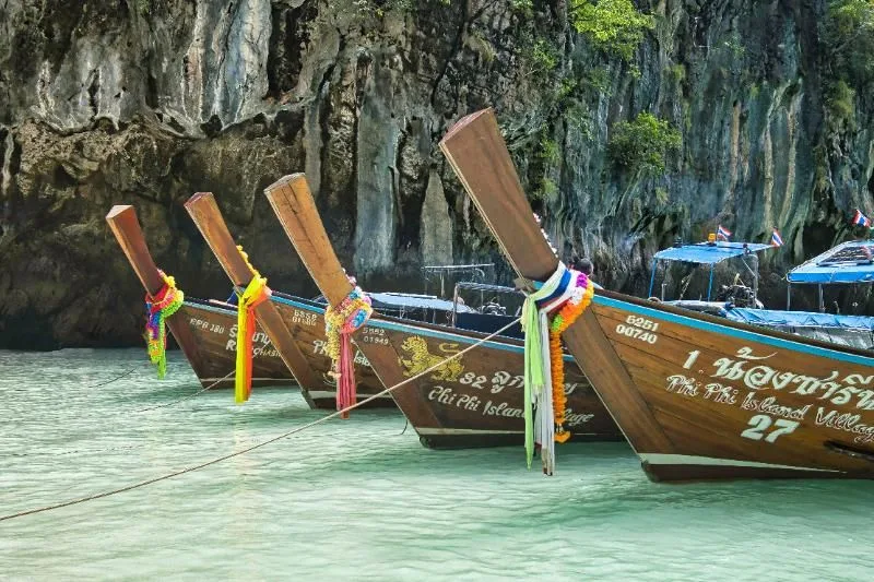 Long-tail Boote in einer Lagune