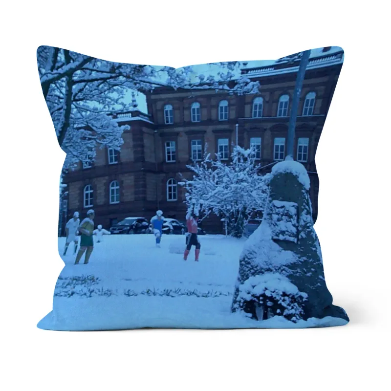 Sofakissen mit Fußball-Skulpturen im Schnee