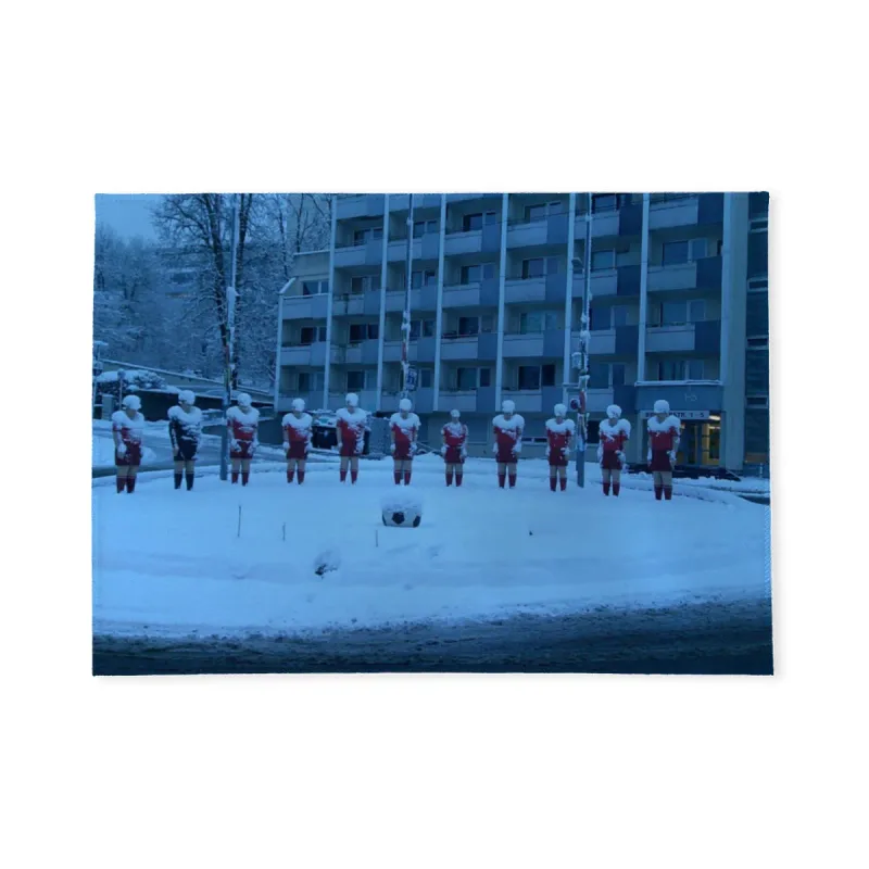 Fußmatte Fußball-Skulpturen im Schnee in der Morgendämmerung