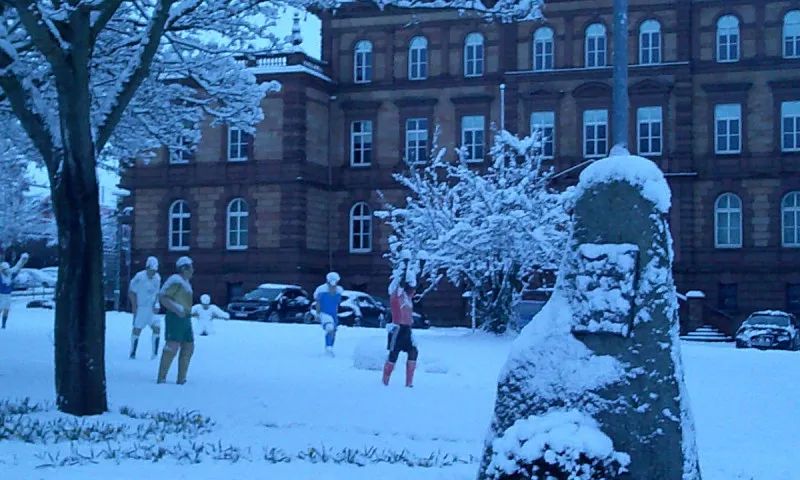 Sofakissen Fußball-Skulpturen im Schnee in der Morgendämmerung