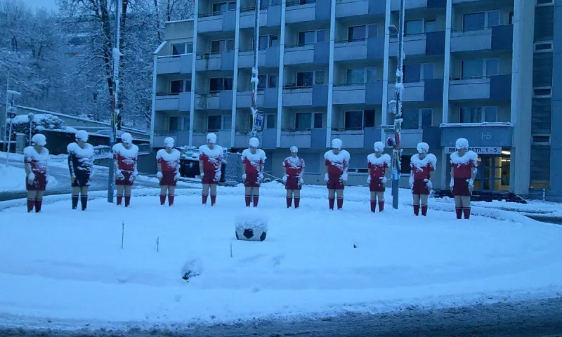 Sofakissen Fußball-Skulpturen im Schnee in der Morgendämmerung