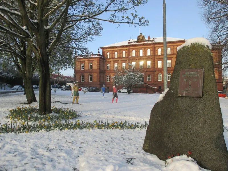 Foto-Leinwand Fußball-Skulpturen im Schnee bei Sonnenschein