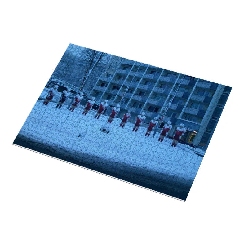 Fußball-Skulpturen im Schnee, in der Morgendämmerung