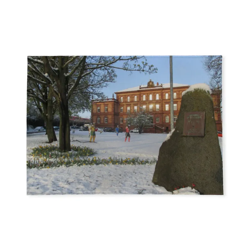 Fußmatte Fußball-Skulpturen bei Sonnenschein im Schnee