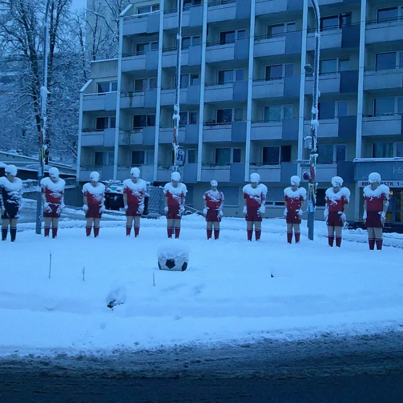 Sofakissen mit Fußball-Skulpturen im Schnee