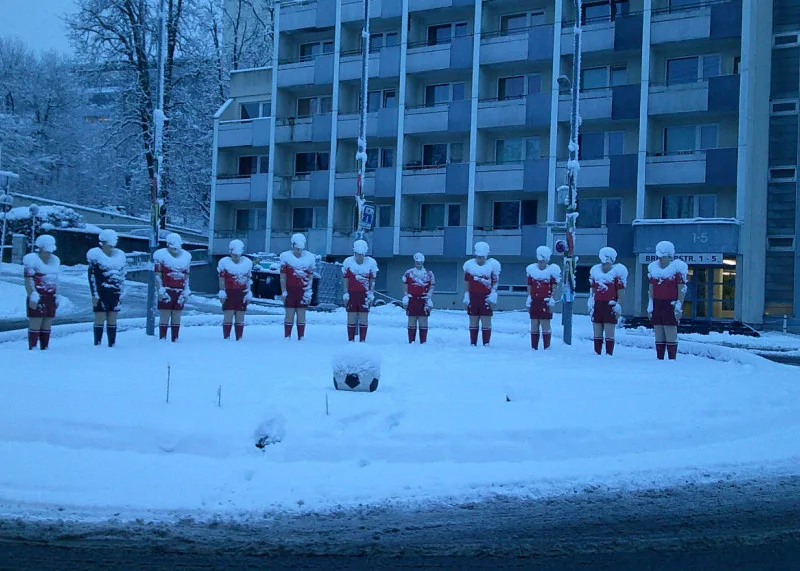 Fußmatte Fußball-Skulpturen im Schnee in der Morgendämmerung