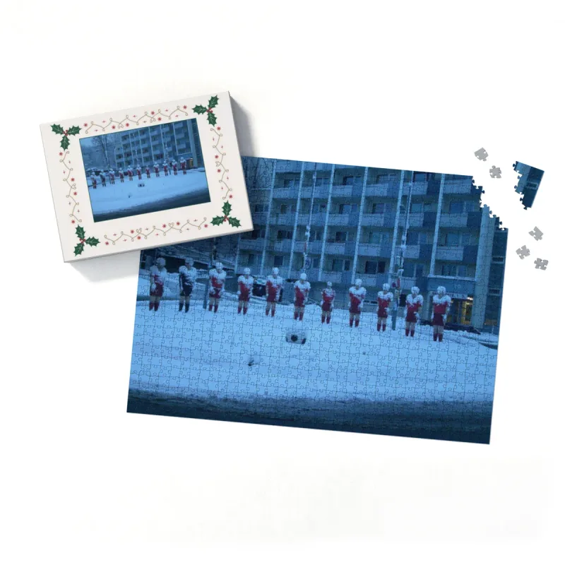 Fußball-Skulpturen im Schnee, in der Morgendämmerung