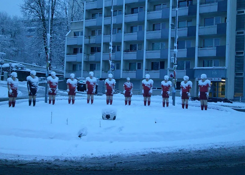 Fußmatte Fußball-Skulpturen im Schnee in der Morgendämmerung