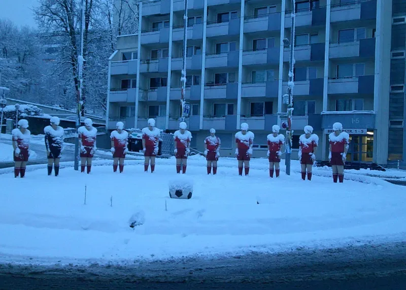 Fußmatte Fußball-Skulpturen im Schnee in der Morgendämmerung