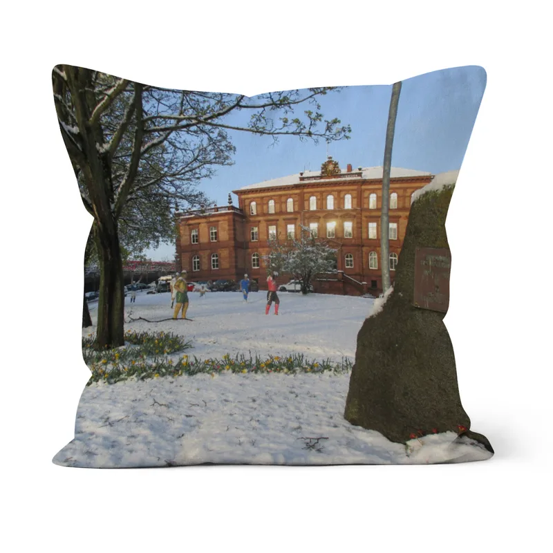 Sofakissen Fußball-Skulpturen im Schnee