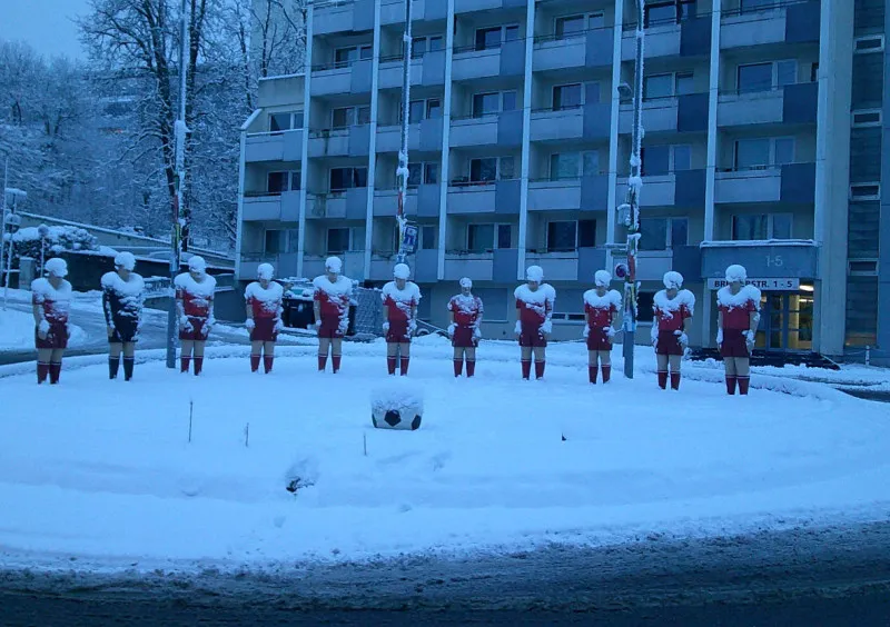 Fußball-Skulpturen im Schnee, in der Morgendämmerung