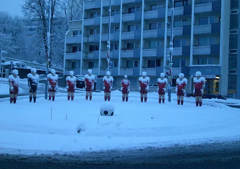 Fußball-Skulpturen im Schnee, in der Morgendämmerung