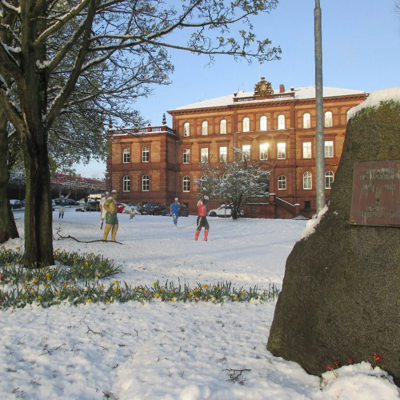 Sofakissen Fußball-Skulpturen im Schnee