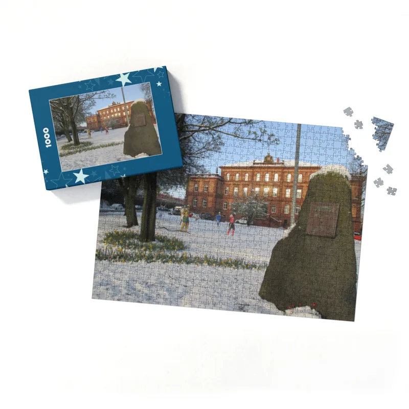 Puzzle Fußball-Skulpturen im Schnee bei Sonnenschein