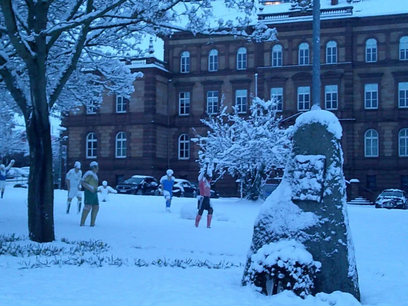 Foto-Leinwand Fußball-Skulpturen im Schnee, in der Morgendämmerung