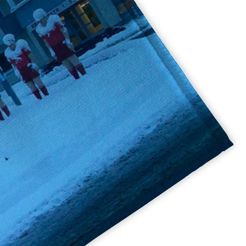Fußmatte Fußball-Skulpturen im Schnee in der Morgendämmerung