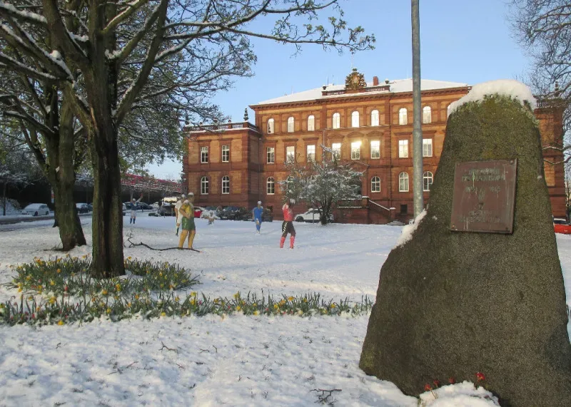 Fußmatte Fußball-Skulpturen bei Sonnenschein im Schnee
