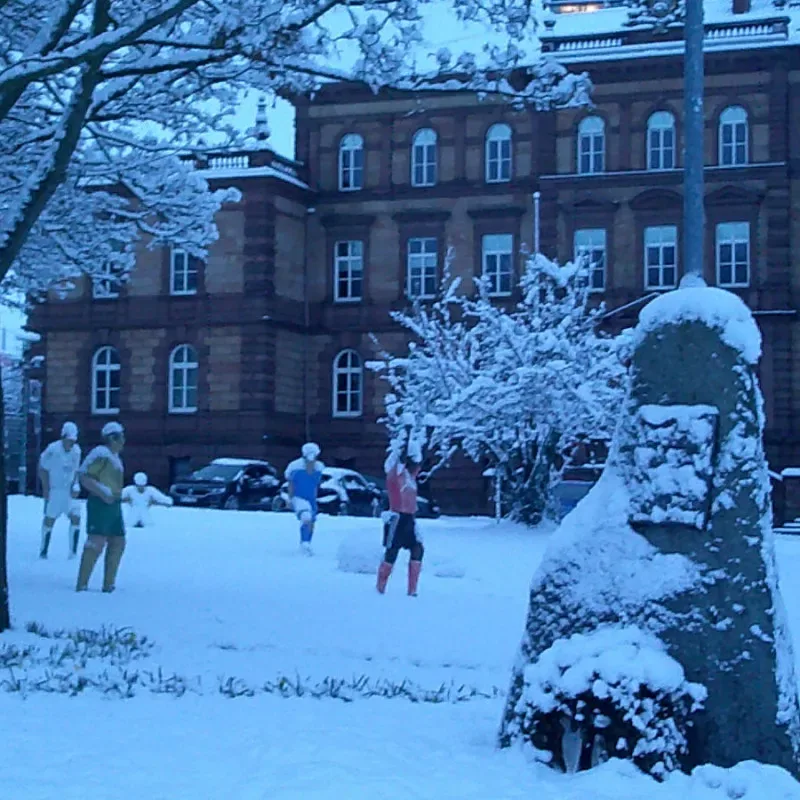 Sofakissen mit Fußball-Skulpturen im Schnee