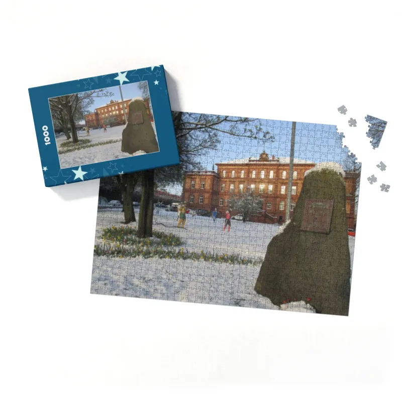Puzzle Fußball-Skulpturen im Schnee bei Sonnenschein