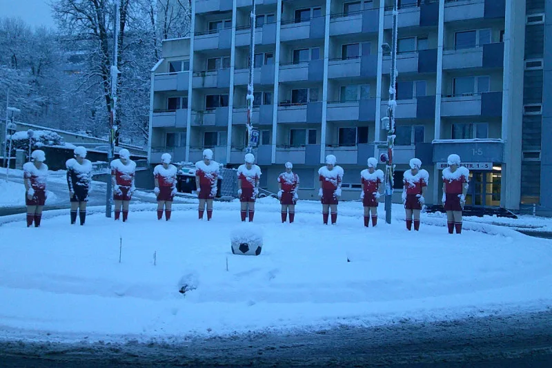 Fotoleinwand Fußball-Skulpturen im Schnee, in der Morgendämmerung