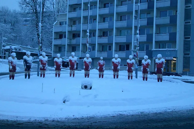 Fotoleinwand Fußball-Skulpturen im Schnee, in der Morgendämmerung