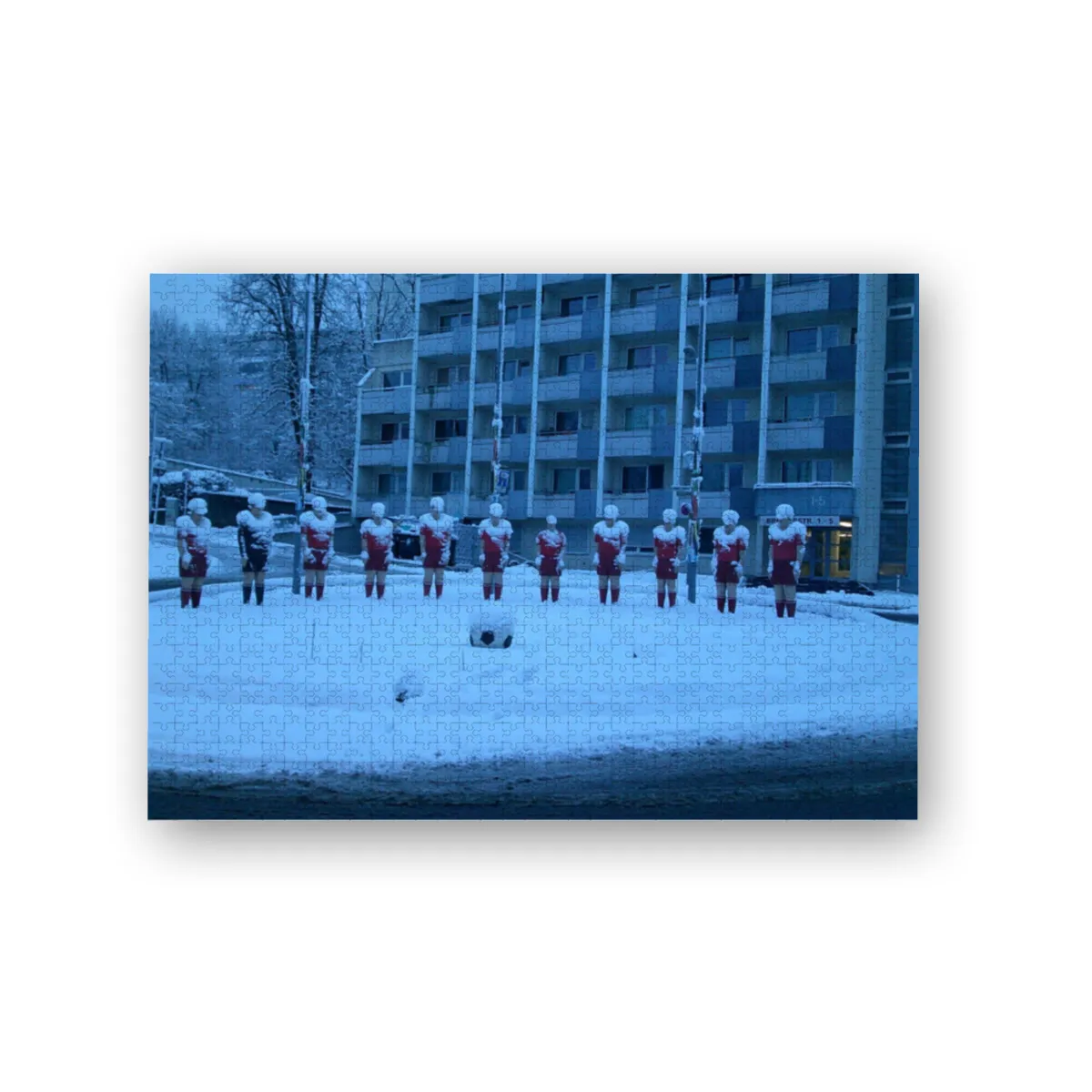 Fußball-Skulpturen im Schnee, in der Morgendämmerung