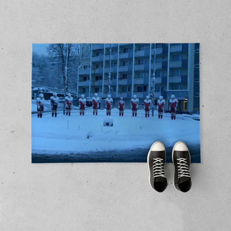 Fußmatte Fußball-Skulpturen im Schnee in der Morgendämmerung