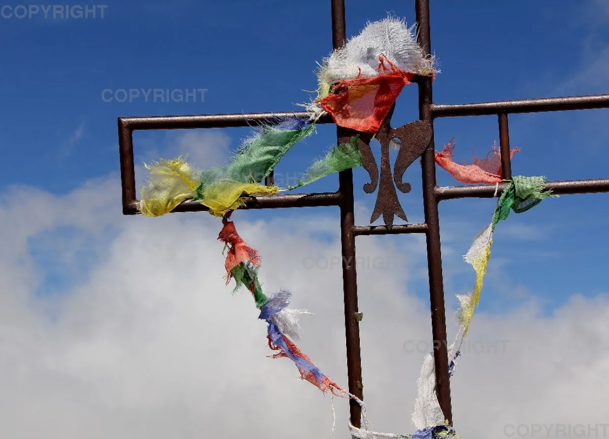 Gipfelkreuz-tibet.Fahnen2