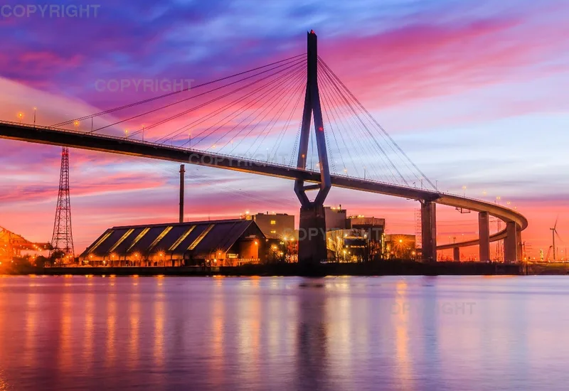 Köhlbrandbrücke im Sonnenuntergang